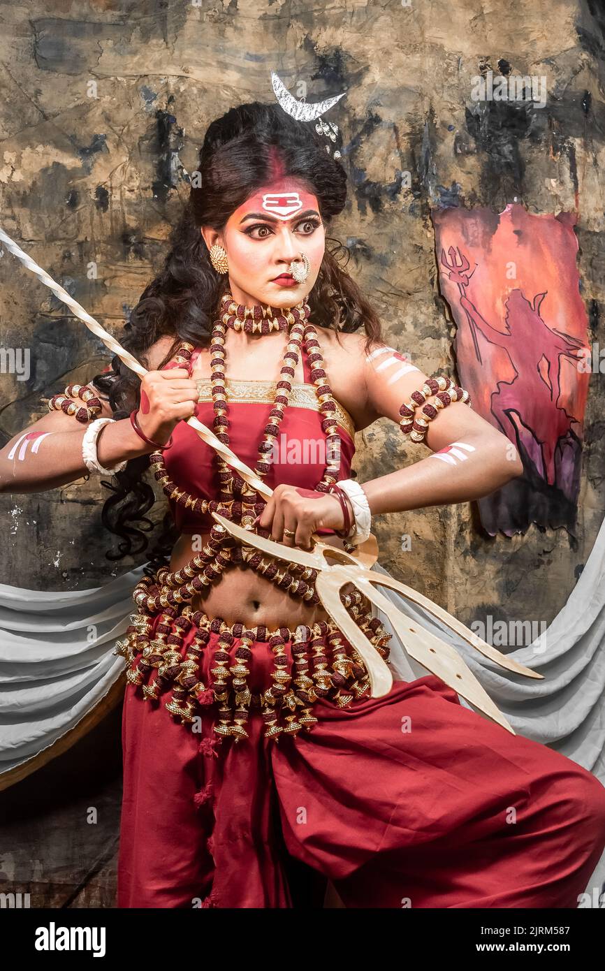 Konzept Agomoni schießen mit schwarzen Haaren indischen Brünette Frau Gesicht mit perfektem Make-up und tragen Juweliere mit traditionellen Kleid wie Göttin. Stockfoto