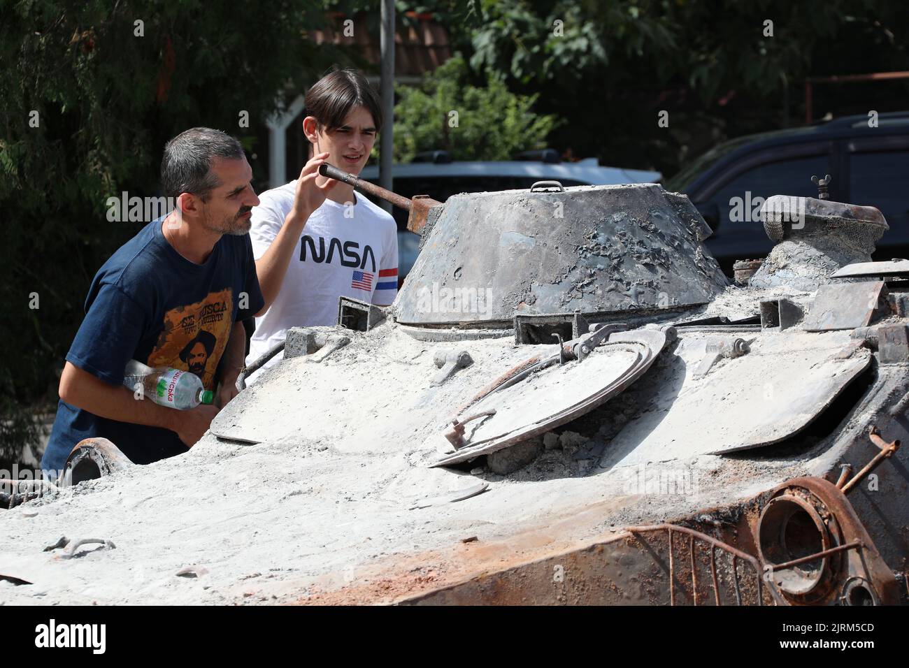 ODESA, UKRAINE - 25. AUGUST 2022 - zwei Männer betrachten eines der russischen Militärfahrzeuge, die von den Streitkräften der Ukraine zerstört wurden und auf der Mem ausgestellt sind Stockfoto