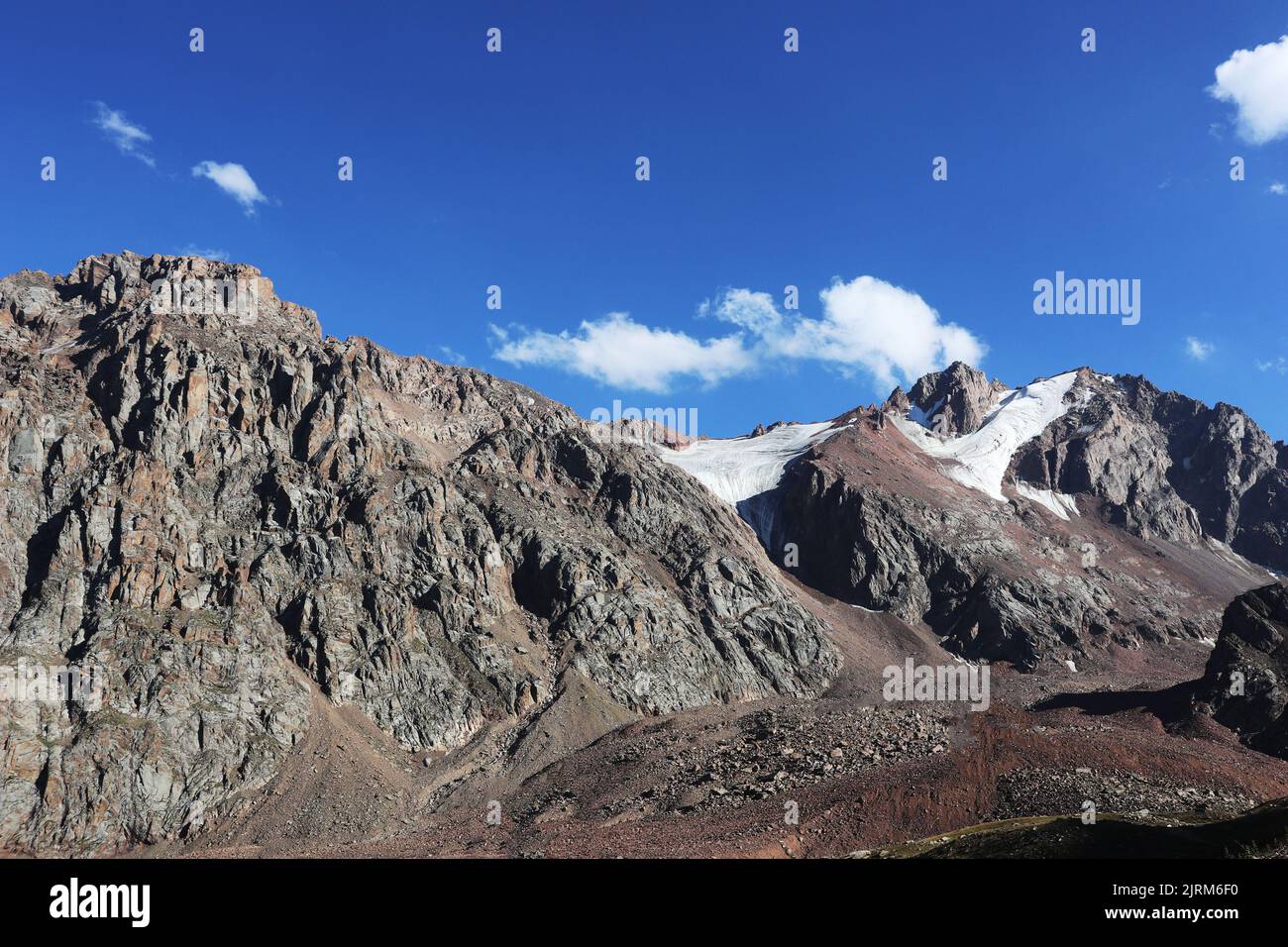 Felsige Berggipfel mit Schnee. Berglandschaft. Berggipfel und blauer Himmel Stockfoto