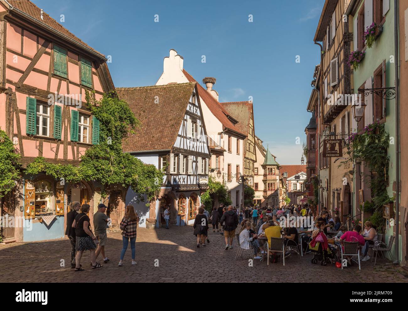 Blick auf eine Straße im mittelalterlichen Dorf Riquewihr, Elsass, Frankreich Stockfoto