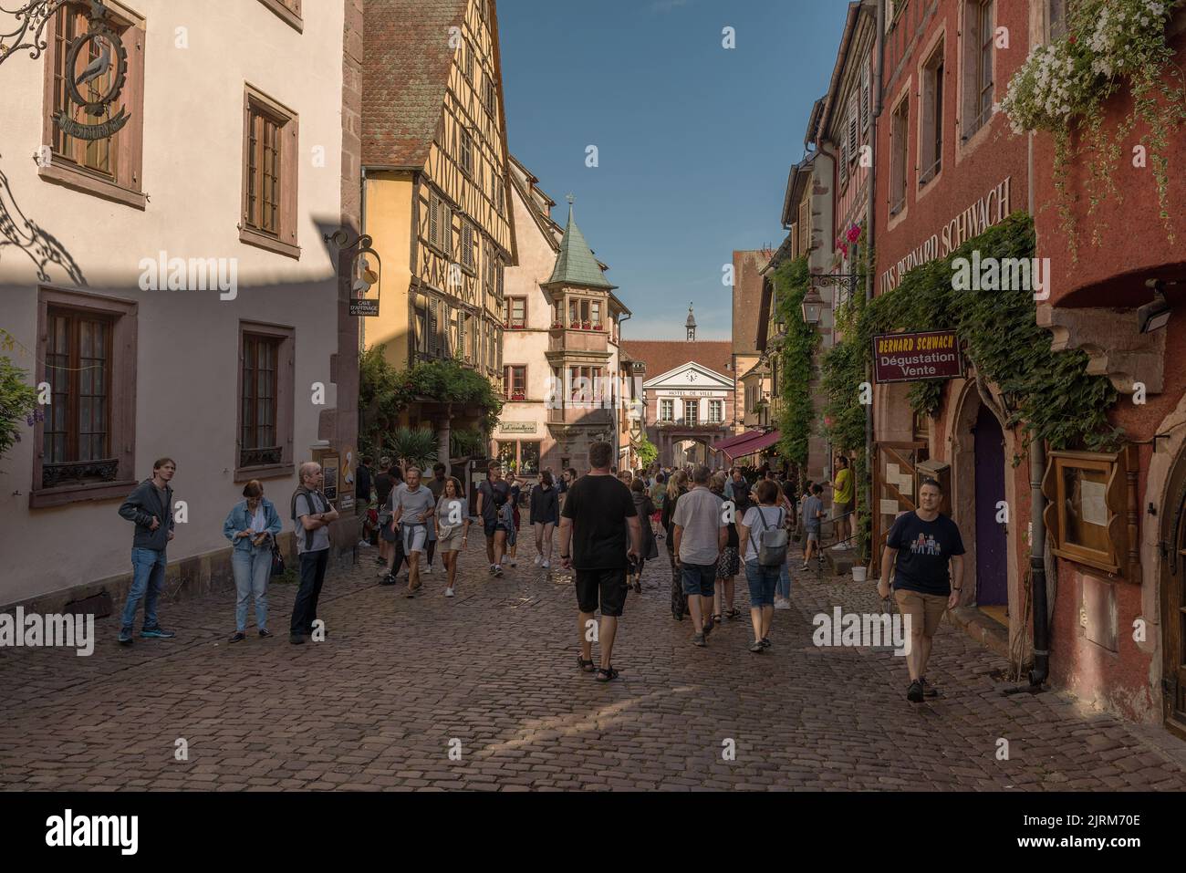 Blick auf eine Straße im mittelalterlichen Dorf Riquewihr, Elsass, Frankreich Stockfoto