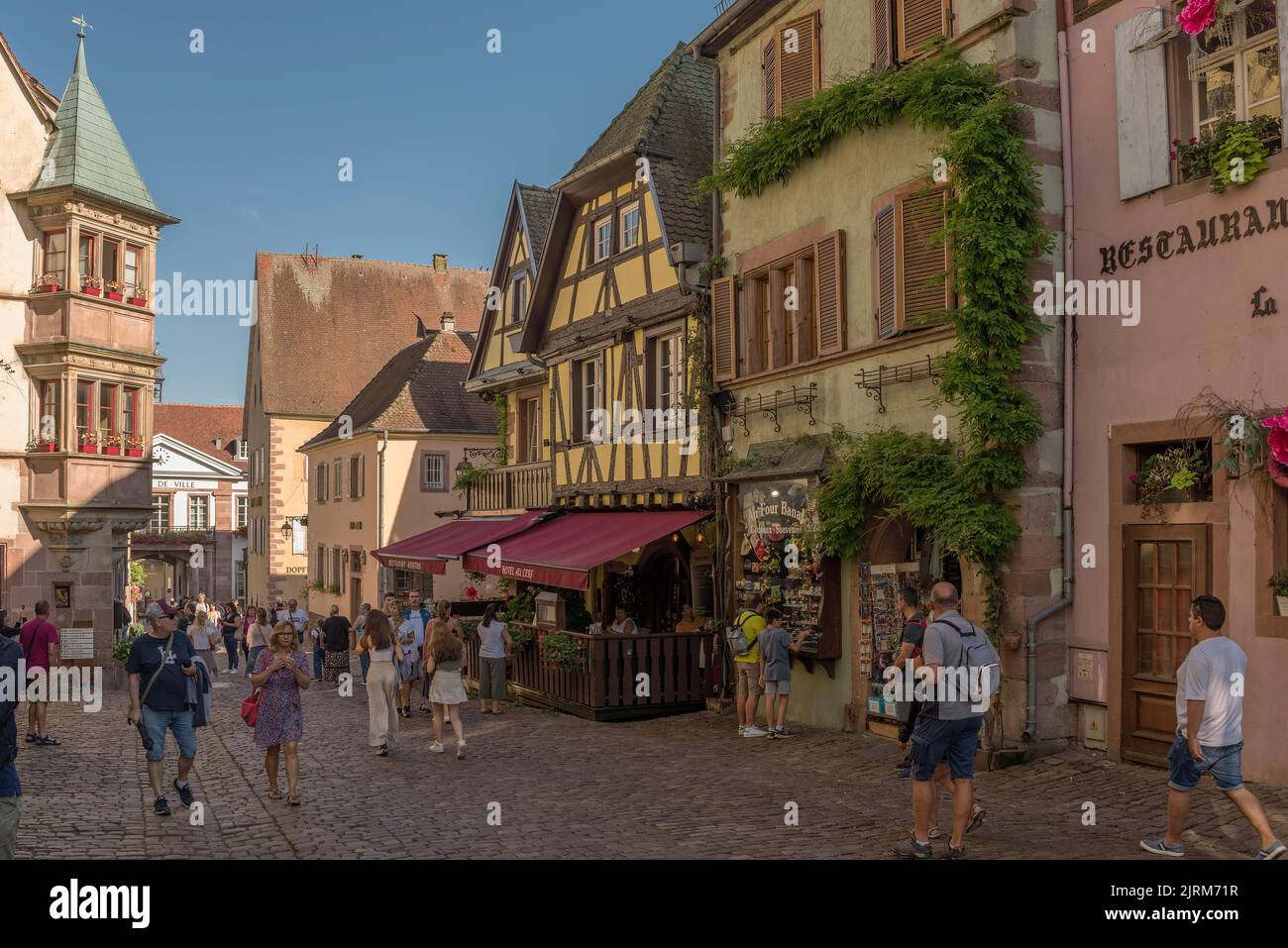 Blick auf eine Straße im mittelalterlichen Dorf Riquewihr, Elsass, Frankreich Stockfoto