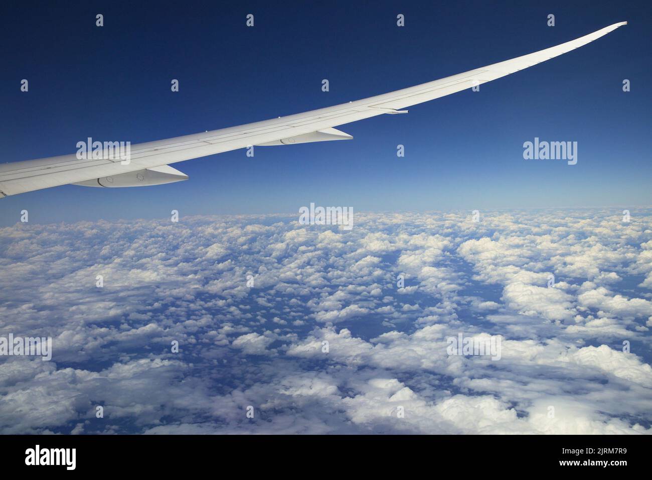 Blick auf wunderschöne Wolken aus einem fliegenden Flugzeug Stockfoto