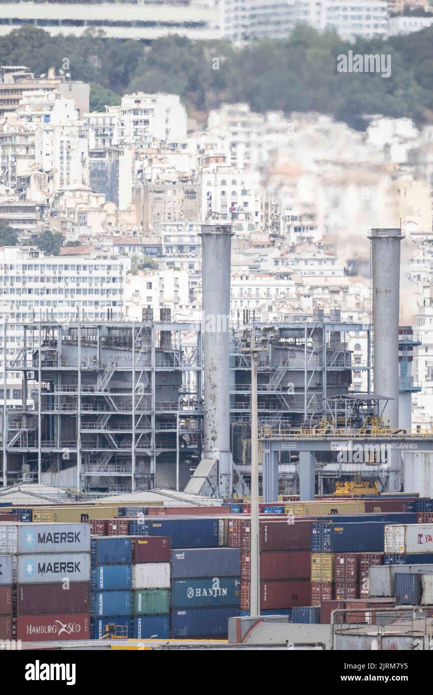 Dieses Bild, das am 25. August 2022 aufgenommen wurde, zeigt einen allgemeinen Blick auf die algerische Hauptstadt und einen Teil des Hafens mit Gastanks vor der Ankunft des französischen Präsidenten in Algier zu einem offiziellen Besuch. Der französische Präsident beginnt heute einen dreitägigen Besuch in Algerien, um die Beziehungen zur ehemaligen französischen Kolonie, die in diesem Jahr ihren 60.. Jahrestag der Unabhängigkeit feiert, zu beenden. Macron, der erste französische Präsident, der nach der algerischen Unabhängigkeit geboren wurde, hofft, dass er „eine Grundlage für den Wiederaufbau und die Entwicklung“ einer manchmal schwierigen Beziehung zur nordafrikanischen Nation schaffen kann, sagte sein Büro. Foto von Eliot Blondt/ Stockfoto