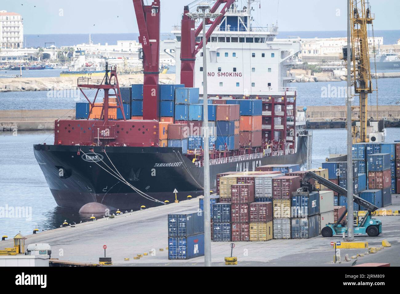 Dieses Bild, das am 25. August 2022 aufgenommen wurde, zeigt einen allgemeinen Blick auf die algerische Hauptstadt und einen Teil des Hafens mit Gastanks vor der Ankunft des französischen Präsidenten in Algier zu einem offiziellen Besuch. Der französische Präsident beginnt heute einen dreitägigen Besuch in Algerien, um die Beziehungen zur ehemaligen französischen Kolonie, die in diesem Jahr ihren 60.. Jahrestag der Unabhängigkeit feiert, zu beenden. Macron, der erste französische Präsident, der nach der algerischen Unabhängigkeit geboren wurde, hofft, dass er „eine Grundlage für den Wiederaufbau und die Entwicklung“ einer manchmal schwierigen Beziehung zur nordafrikanischen Nation schaffen kann, sagte sein Büro. Foto von Eliot Blondt/ Stockfoto