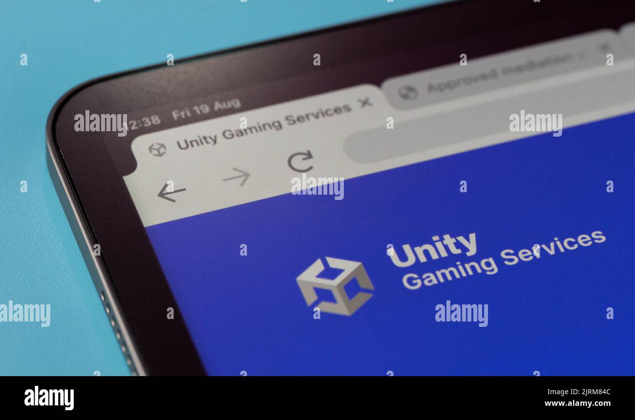 New york, USA - 20. august 2022: Durchsuchen des Unity Gaming Service auf dem Tablet-Bildschirm Makro-Nahaufnahme in blauem Hintergrund Stockfoto