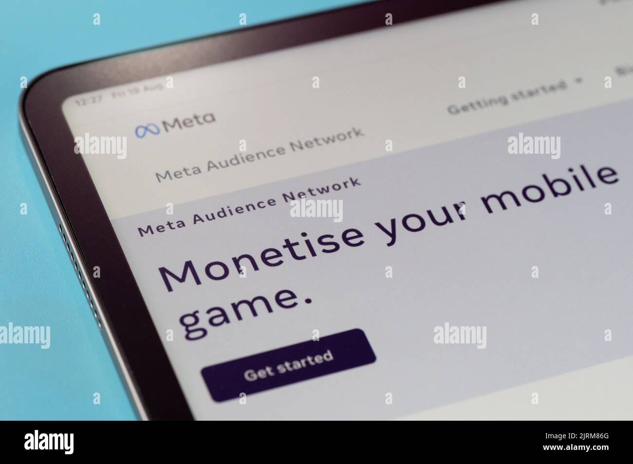 New york, USA - 20. august 2022: Monetarisierung im mobilen Spiel auf Tablet-Bildschirm Makro Nahaufnahme in blauem Hintergrund Stockfoto