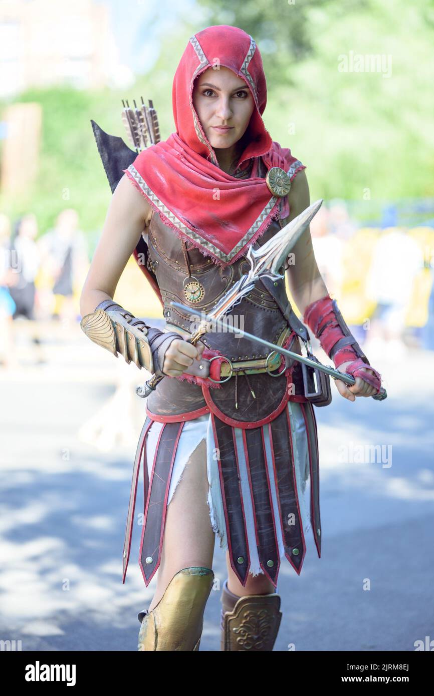 WLADIWOSTOK, RUSSLAND - 20. AUGUST 2022: Geek Fest - Cosplay und Geek Kulturfestival. Cosplayer als Kassandra aus Assassin's Creed. Stockfoto