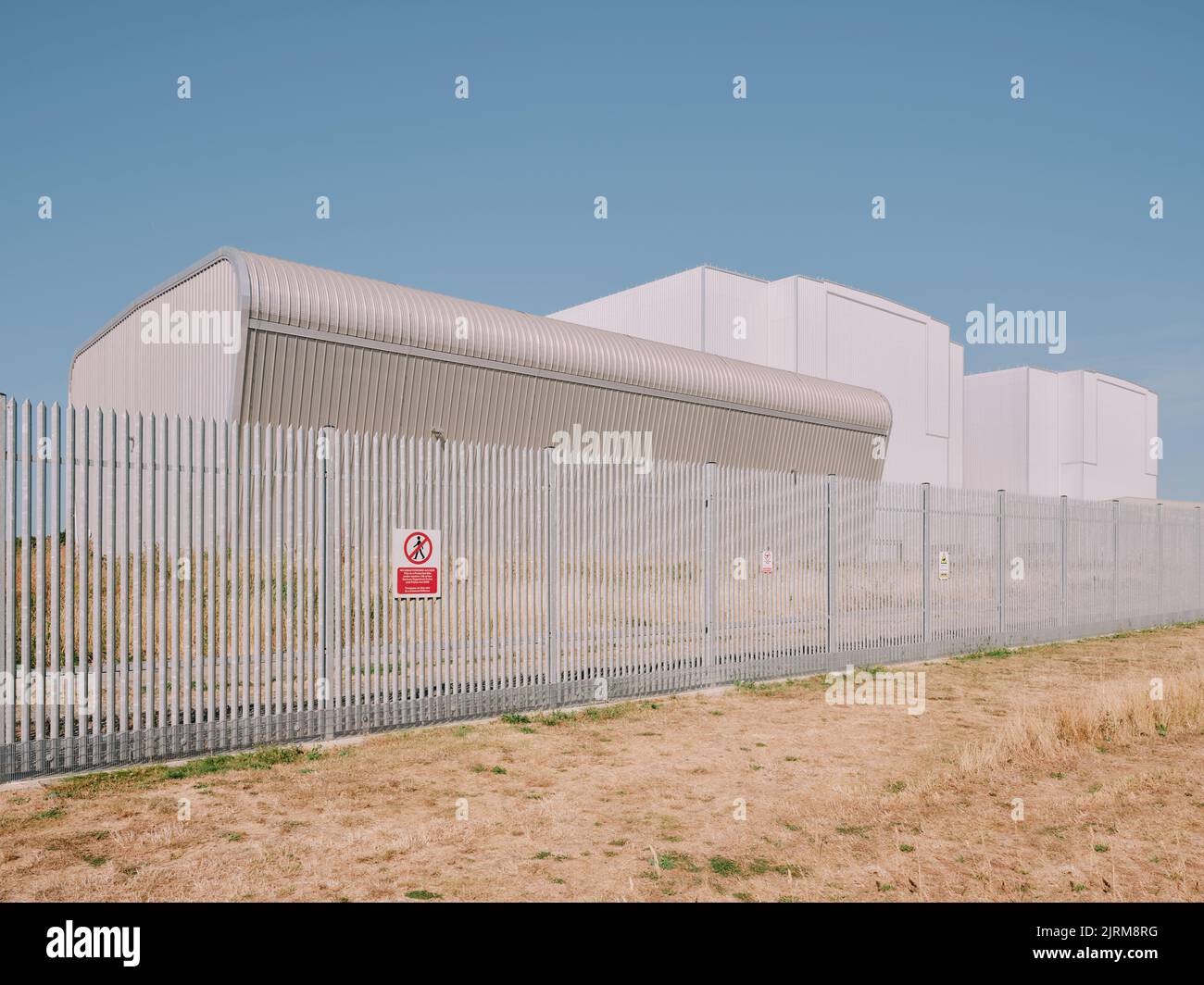 Die Wellpappe umhüllte das stillgelegte Kernkraftwerk Bradwell aus den 1950er Jahren in Bradwell Waterside, Bradwell, auf Sea Essex England, Großbritannien Stockfoto