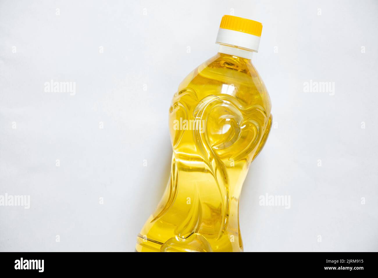Raffinierte olia in einer Plastikflasche auf weißem Hintergrund, Sonnenblume olia Stockfoto