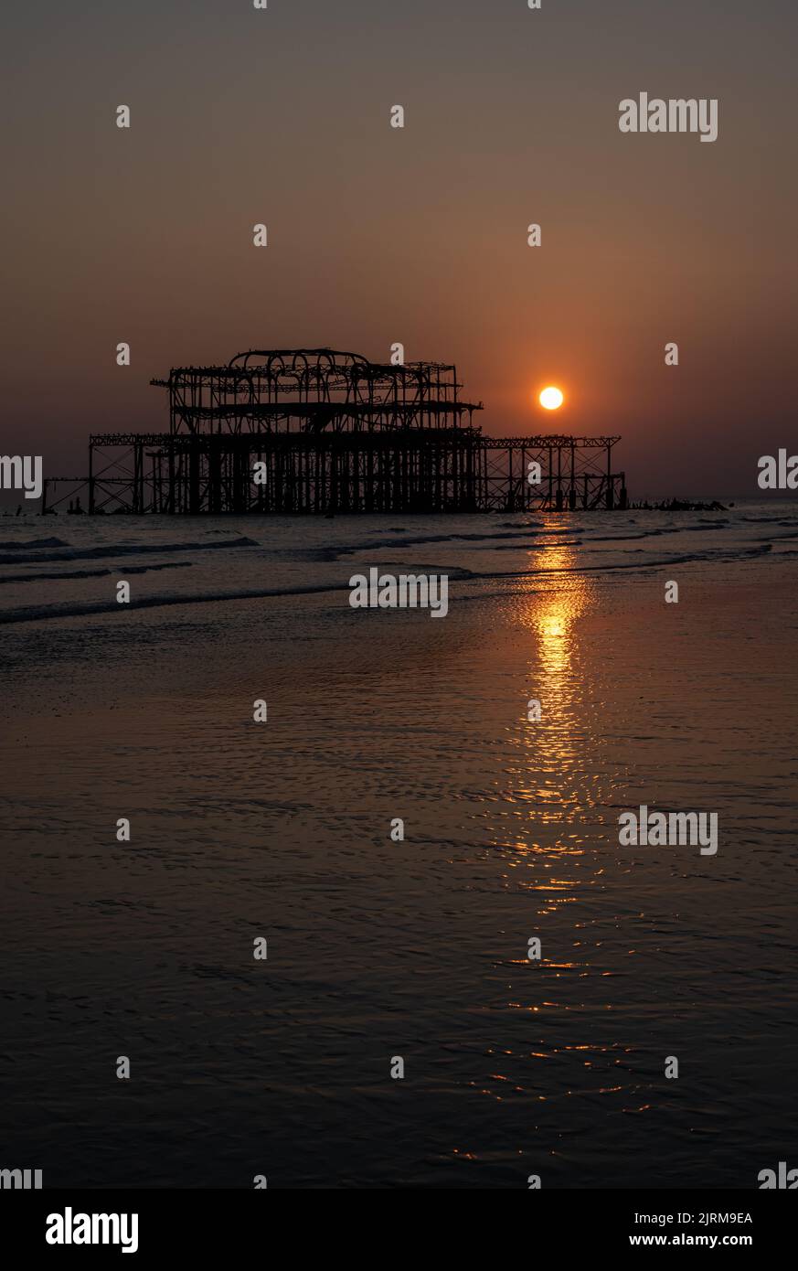 Überreste des West Pier, Brighton bei Sonnenuntergang Stockfoto