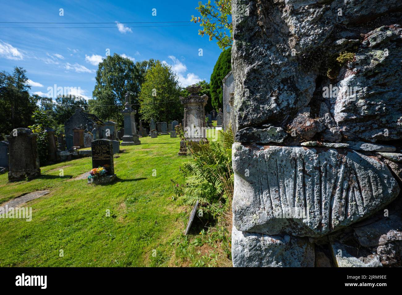 Die Markierungen, die die jakobitischen Kämpfer auf dem Vorlauf zur Schlacht von Culloden an der Mauer der Dunlichety Church hinterlassen haben. Stockfoto