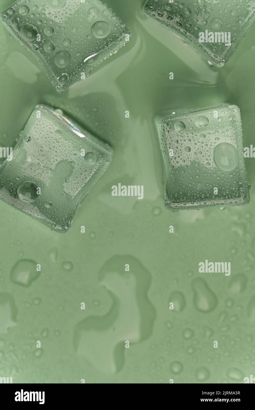 Eiswürfel von oben auf grünem Hintergrund Stockfoto