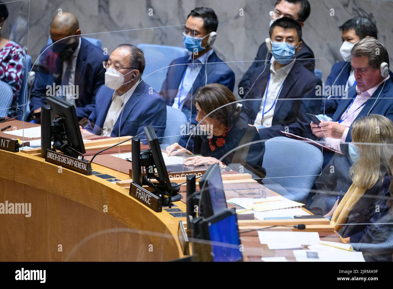 (220825) -- UNITED NATIONS, 25. August 2022 (Xinhua) -- UN-Untergeneralsekretär für Politik und Friedensförderung Rosemary DiCarlo (C) spricht auf einer Sitzung des UN-Sicherheitsrates am 24. August 2022 im UN-Hauptquartier in New York. Dicarlo äußerte sich am Mittwoch besorgt über die globalen Auswirkungen des Ukraine-Konflikts. (Foto/Handout von Loey-Ajman/UN über Xinhua) Stockfoto