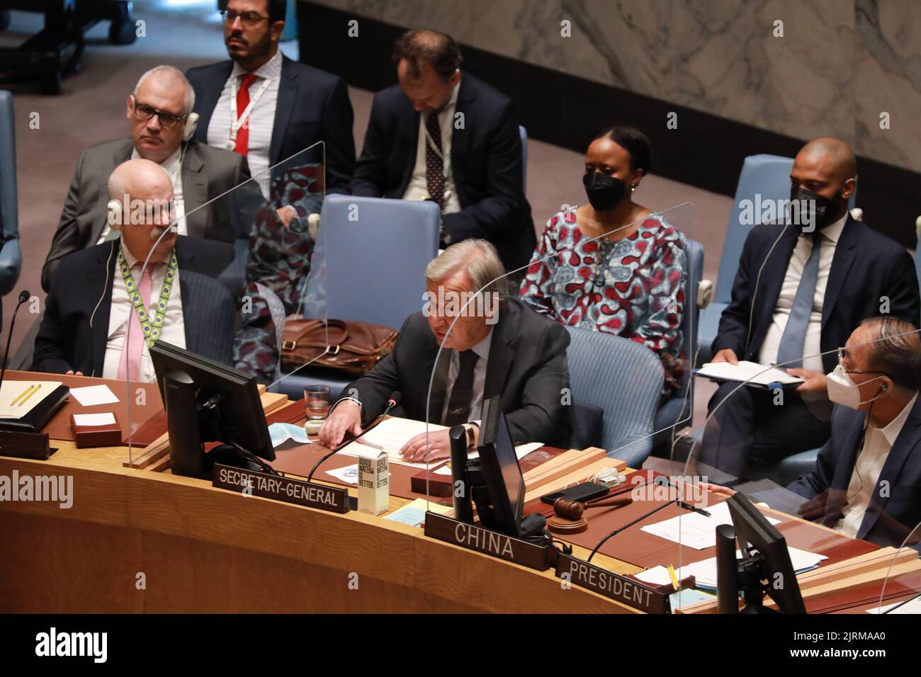 Briefing des UN-Sicherheitsrates über die Lage in der Ukraine im UN-Hauptquartier in New York. 24. August 2022. UN-Generalsekretär Antonio Guterres (C, Front) spricht am 24. August 2022 im UN-Hauptquartier in New York bei einer Besprechung des UN-Sicherheitsrates über die Lage in der Ukraine. Guterres warnte am Mittwoch vor der gefährlichen Situation in und um das Kernkraftwerk Saporischschschja in der Südukraine. Quelle: Xie E/Xinhua/Alamy Live News Stockfoto