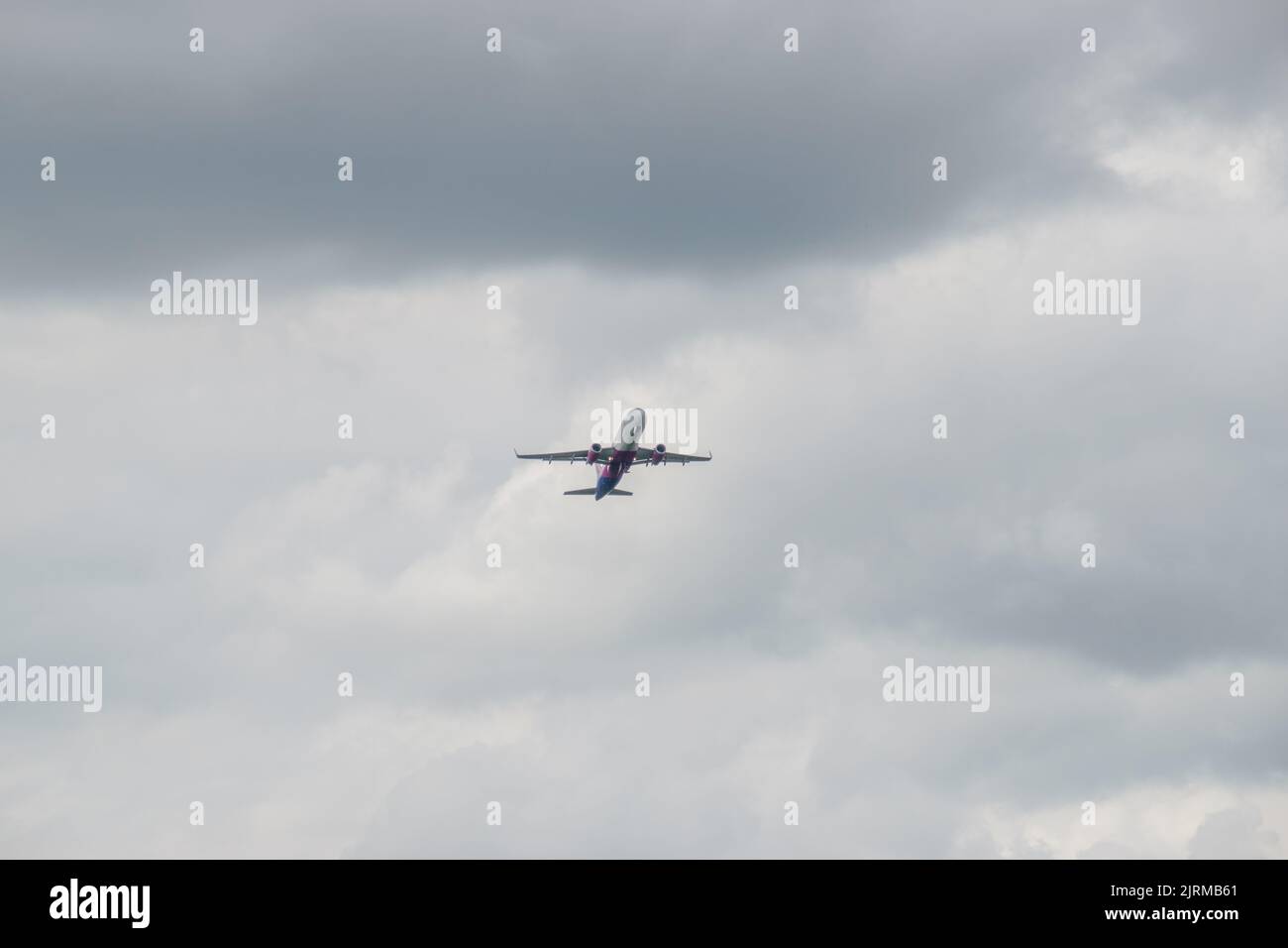 Das kommerzielle Flugzeug von Wizz Air, das über dem Flughafen Lasi fliegt Stockfoto