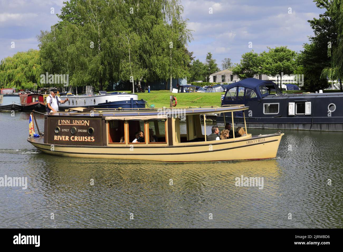 Das Liberty Belle Touristenboot auf dem Fluss Great Ouse Damm, Ely City, Cambridgeshire, England, Großbritannien Stockfoto