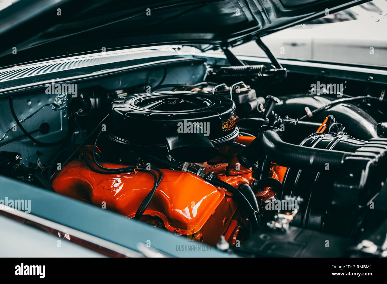 Frühjahrstreffen der Besitzer von alten Autos in der Stadt Hagfors-Schweden.Mechanische Motorendetails im Oldtimer Stockfoto