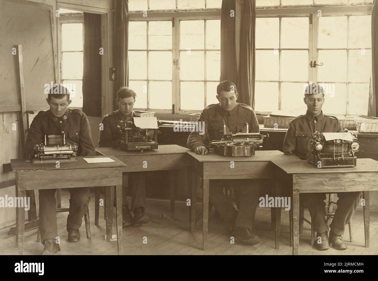 Alan McMillan und drei nicht identifizierte Soldaten des Ersten Weltkriegs saßen auf Schreibmaschinen im Oatlands Park, Surrey, England, 1918, England, Hersteller unbekannt. Akquisitionsverlauf unbekannt. Stockfoto