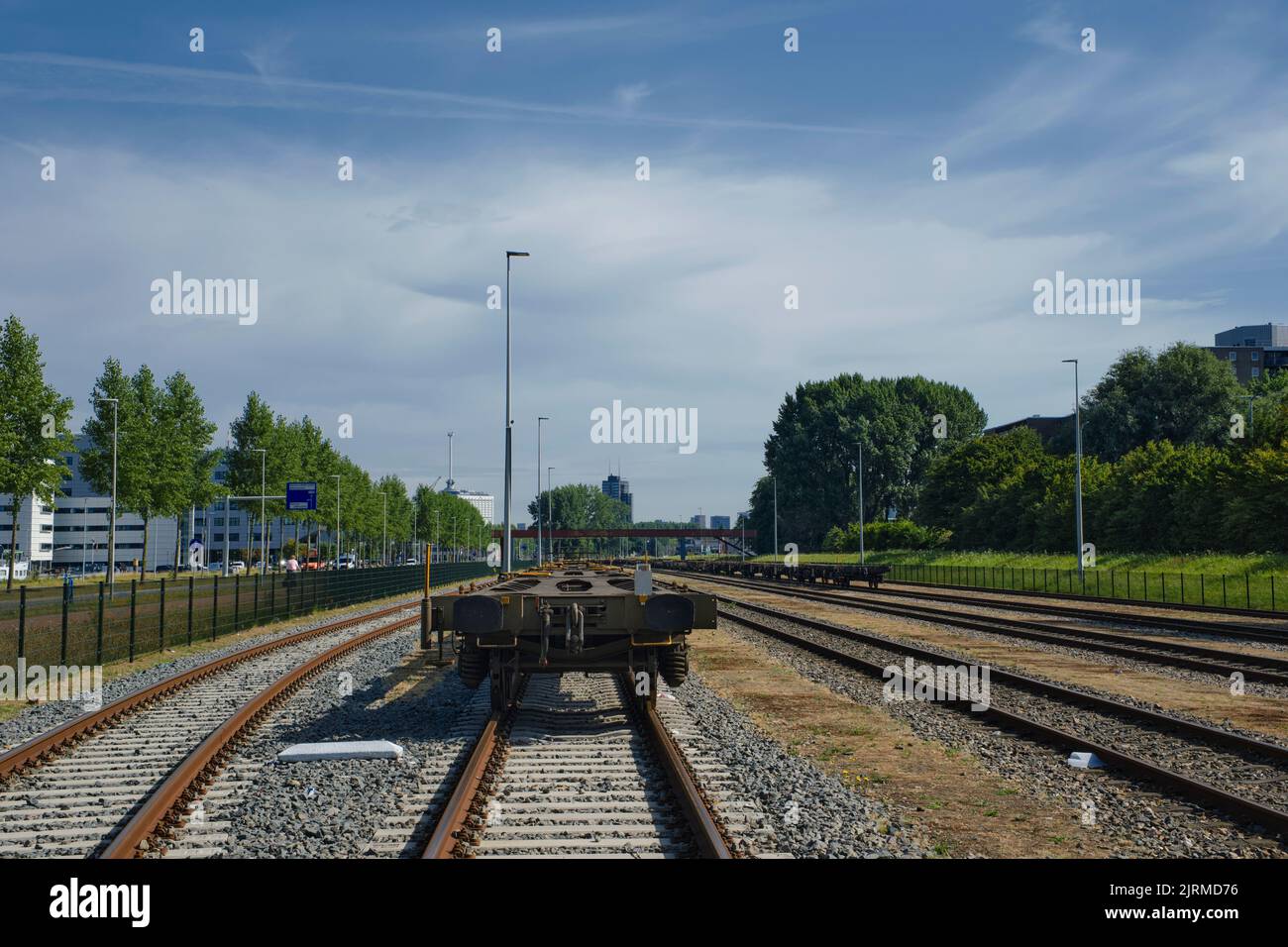 Rotterdam, Niederlande. Low-Angle-Ansicht der langen Linie von Güterzügen auf Gleisen im Hafen von rotterdam Stockfoto