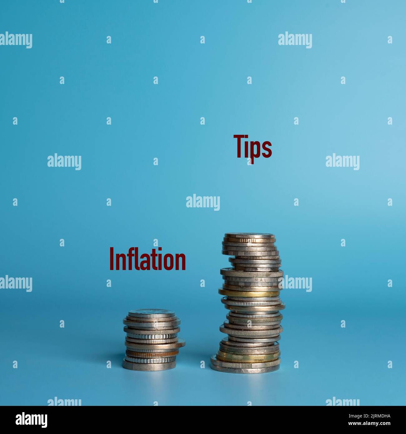 Zwei Münzstapel nebeneinander zeigen den Unterschied zwischen dem Wachstum der Spitzen und der Inflation Stockfoto
