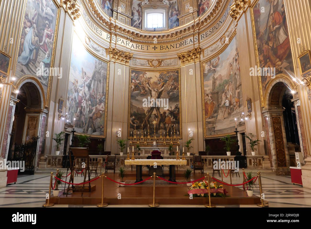 DER ZENTRALE ALTAR DER BASILIKA SANT ANDREA DELLA VALLE Stockfoto