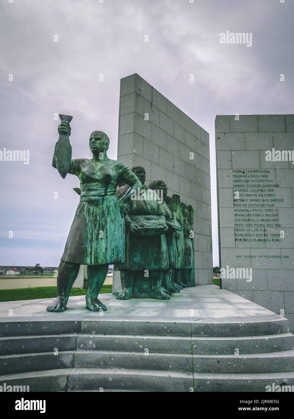 Eine vertikale Aufnahme der Bronzestatue, die den Frauen der Fischer in Povoa de Varzim, Portugal, gewidmet ist Stockfoto