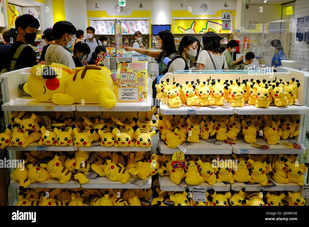 Tokio, Japan. 24. August 2022. Kunden kaufen im Pokemon Store im Bahnhof Tokio ein. Das tragbare Pokemon Go Plus-Zubehör ist online und in den Geschäften des Unternehmens vollständig ausverkauft. Nintendo hat angekündigt, dass es bald neue Aktien veröffentlichen wird. Das Gerät vibriert und blinkt, um Benutzer von Pokemon Go zu warnen, wenn sie sich in der Nähe eines Poke Stop oder eines wilden Pokemon befinden. (Foto von James Matumoto/SOPA Images/Sipa USA) Quelle: SIPA USA/Alamy Live News Stockfoto