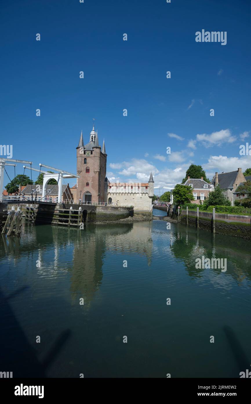 Mittelalterliche Stadt Zierikzee in der Provinz Zeeland in den Niederlanden Mit ihm landschaftlich schöne alte holländische Brücken und Gebäude ist ein Lieblingsreiseziel für Touristen Stockfoto