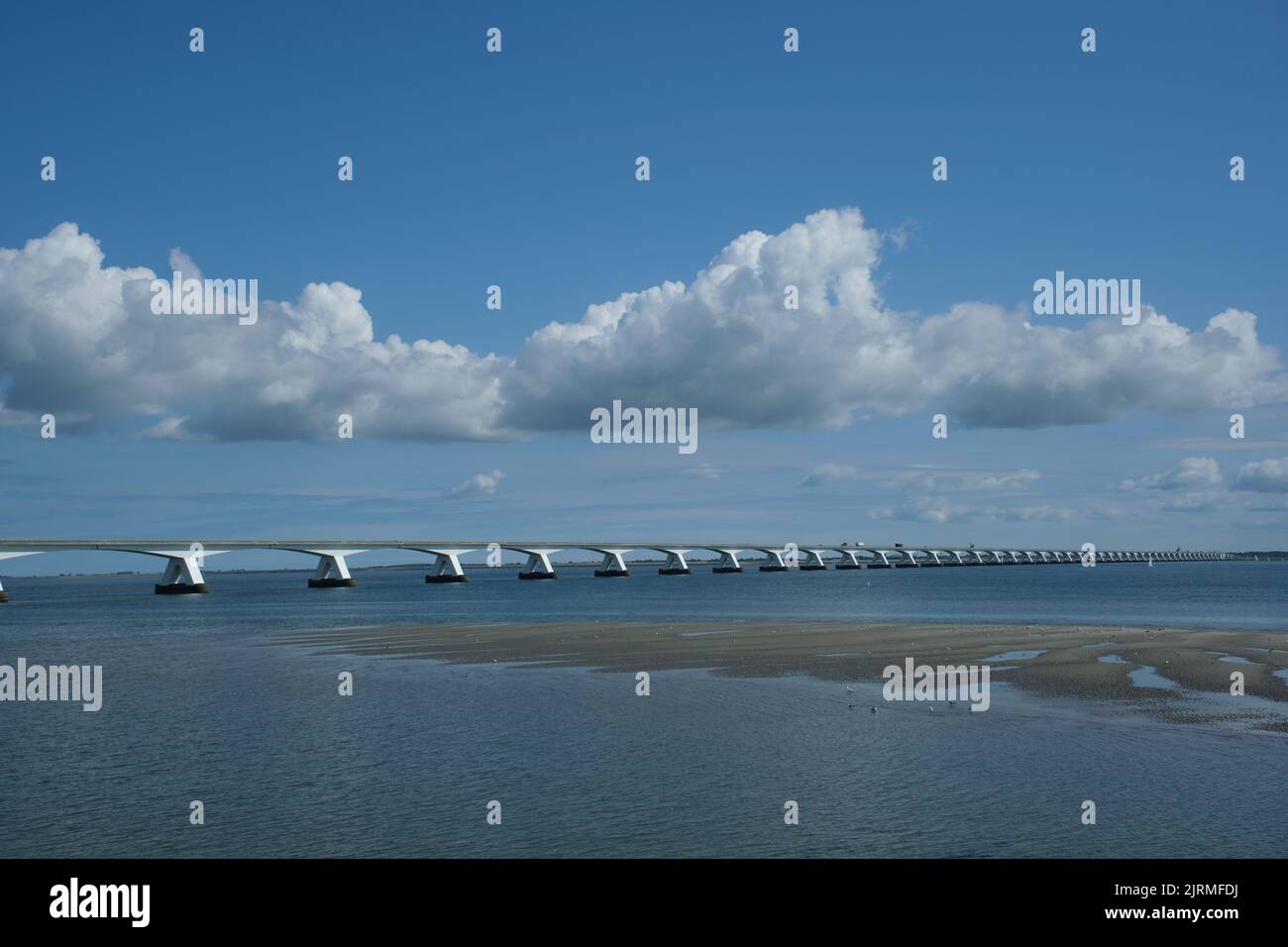 Blick auf die längste Brücke der Niederlande: Die Zealand-Brücke überspannt die östliche Schelde-Mündung und verbindet die Inseln Schouwen-Duiveland und Noord-Beveland in Pro Stockfoto