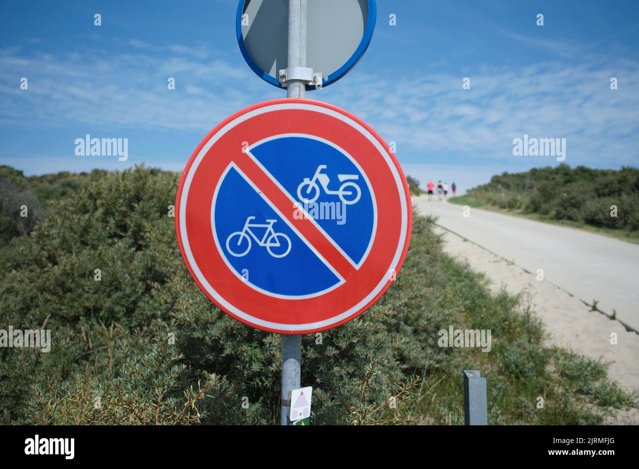 Fahren Sie im Sommer nicht mit dem Fahrrad am Strand Stockfoto