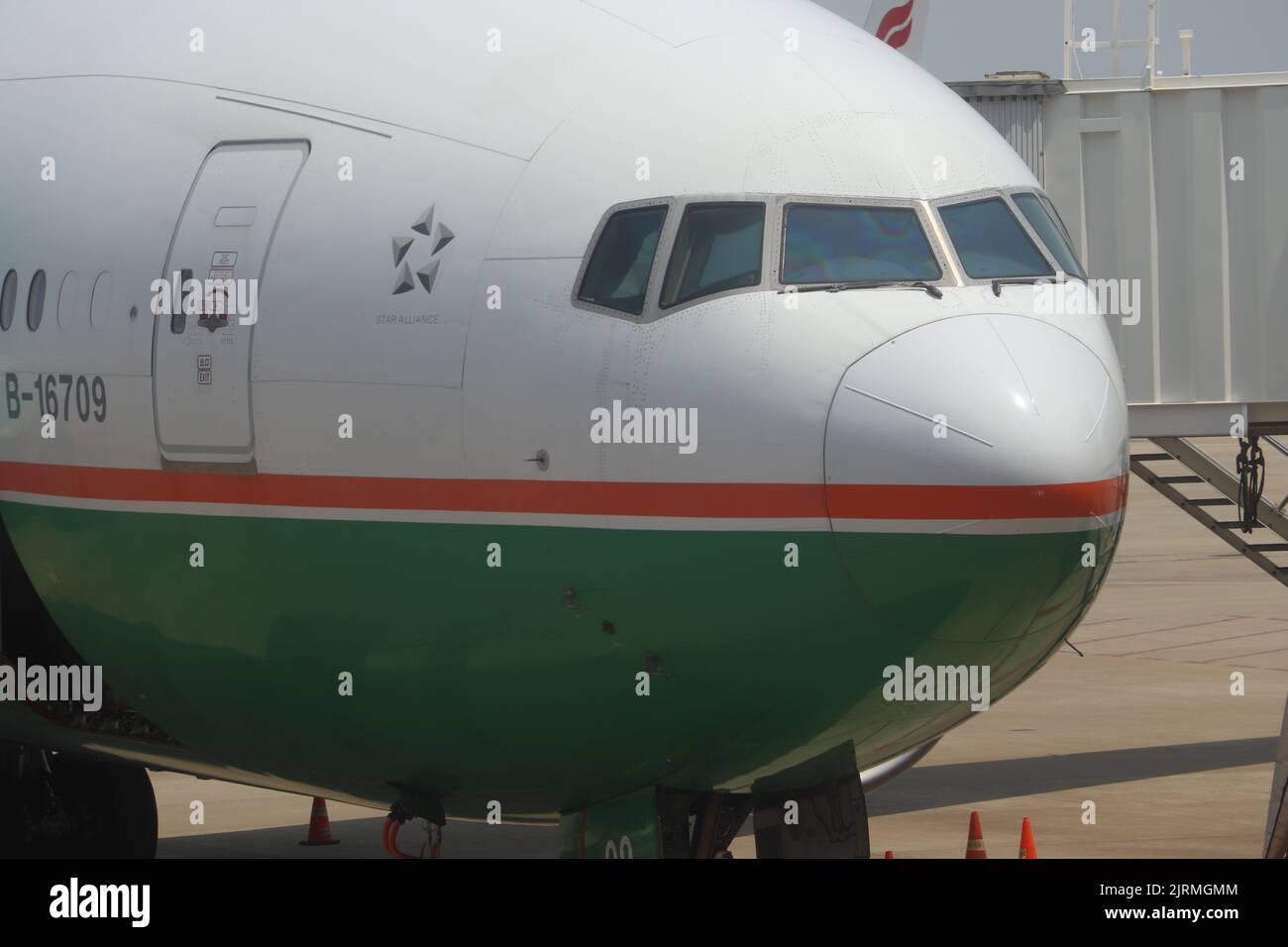 Die weiße, grüne und rote EVA Air Boeing B777-300ER am Flughafen Shanghai Pudong Stockfoto