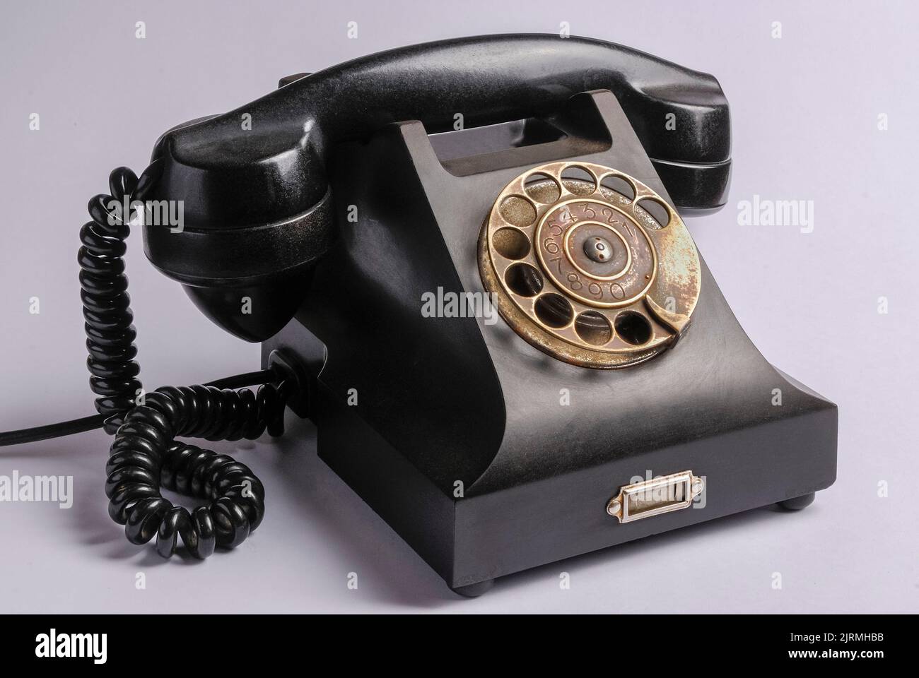 Schwarzes Telefon, klassischer Vintage isoliert auf weißem Hintergrund. Stockfoto