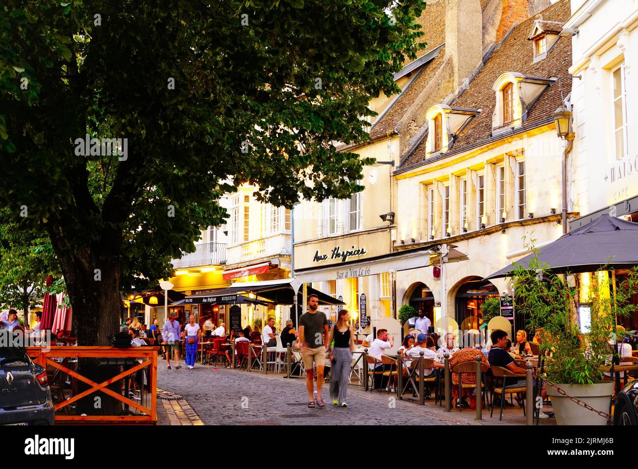 Touristen genießen Bourgogne Wein und Abendessen auf der Terrasse der Restaurants in Beaune, Burgund Region von Frankreich an einem Sommerabend Stockfoto