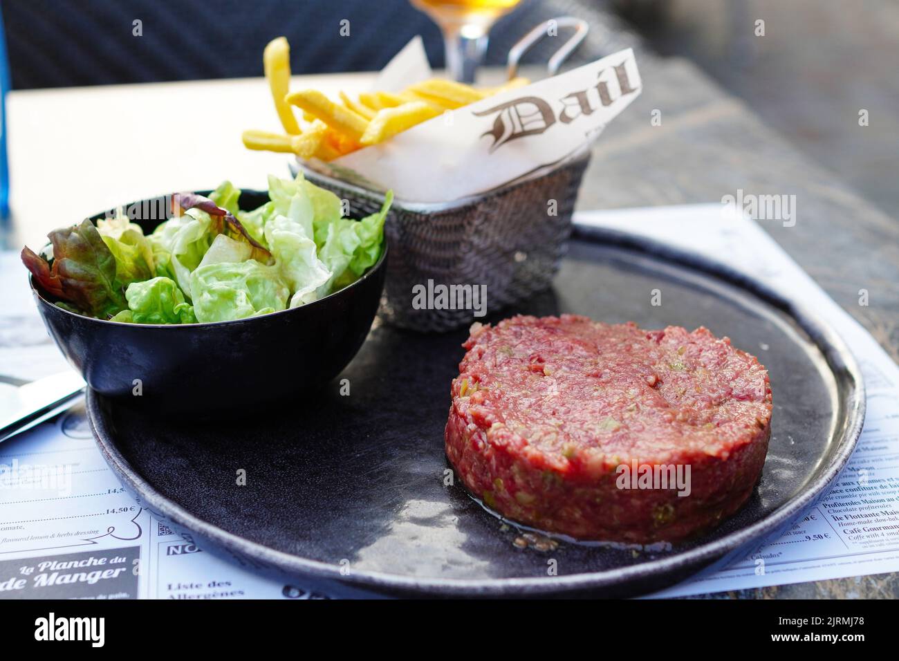 Tartare de bœuf oder Steak Tartare (Beef Tartare) in einem Restaurant in Bayeux, Frankreich Stockfoto