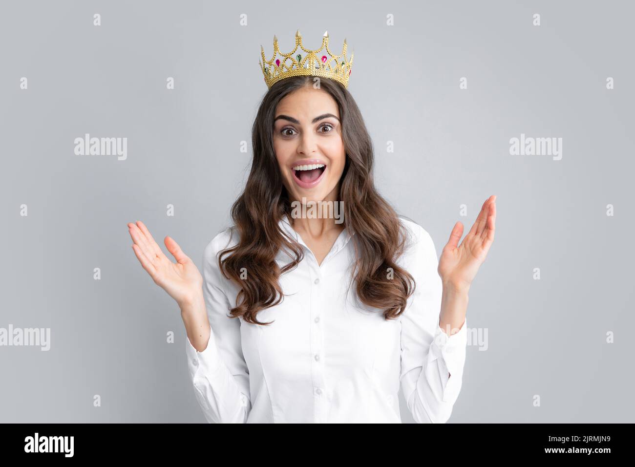 Erstaunlich überglücklich Frau Königin tragen goldene Krone, isoliert grauen Hintergrund. Stockfoto