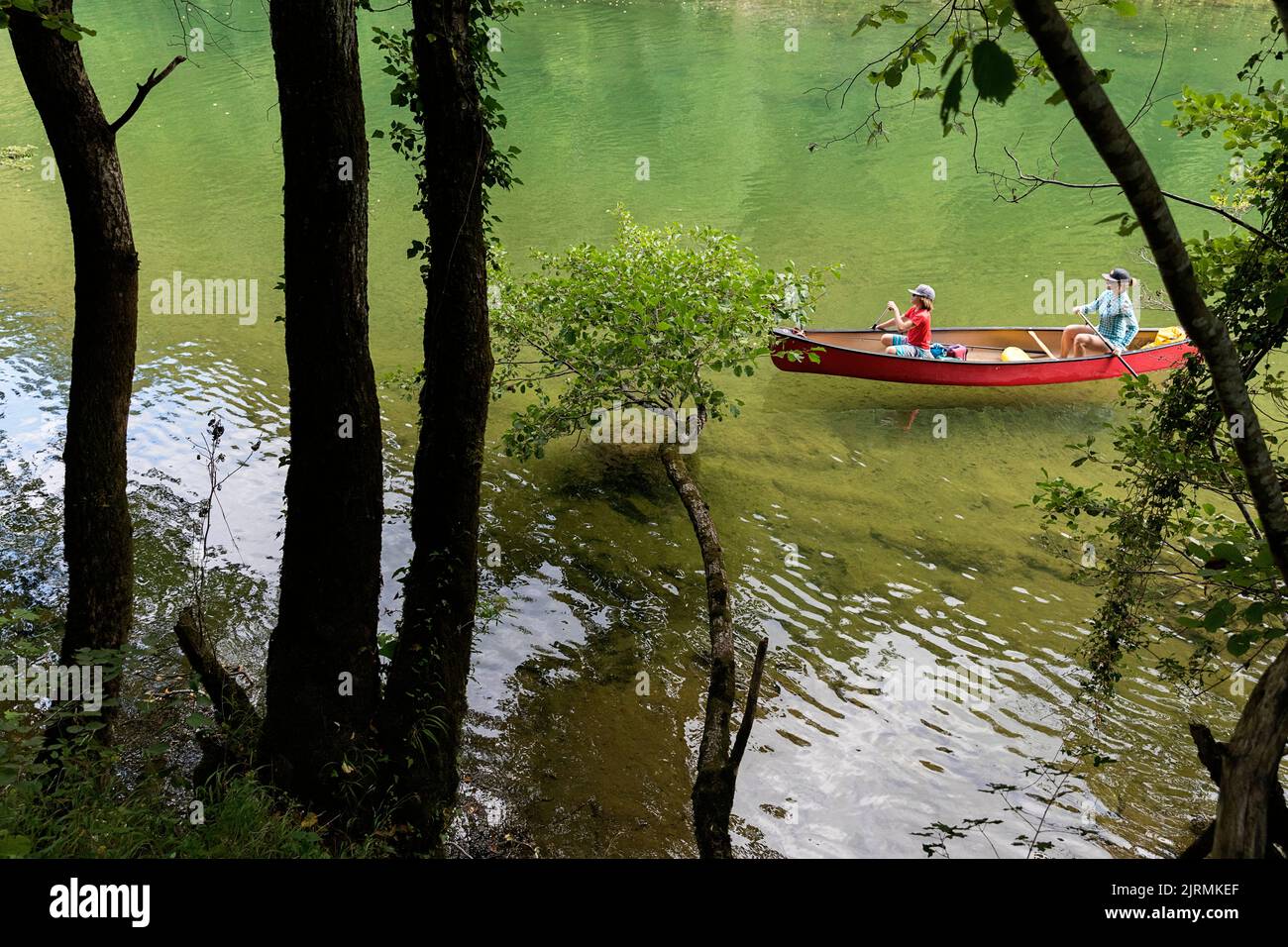 Mothen und Sohn, Touristen im Urlaub, auf einer Kanutour, Paddeln auf einem wunderschönen Fluss Kolpa, Grenzfluss zwischen Slowenien und Kroatien, Slowenien Stockfoto