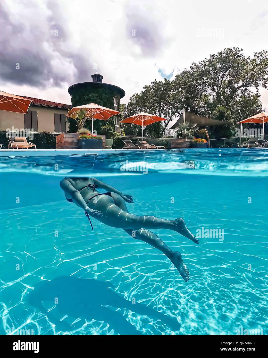 Attraktive junge Frau schwimmt unter Wasser.Frau schwimmt unter Wasser im Pool. Foto herunterladen Stockfoto