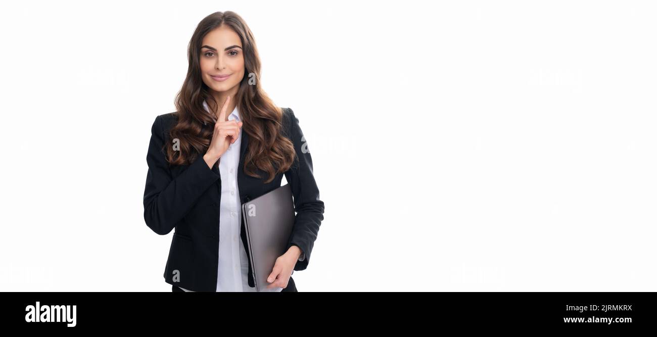 Einsatz von Computertechnologie im Geschäft. Geschäftsfrau hält den Laptop mit dem Zeigefinger. Frau isoliert Gesicht Porträt, Banner mit Kopieplatz. Stockfoto