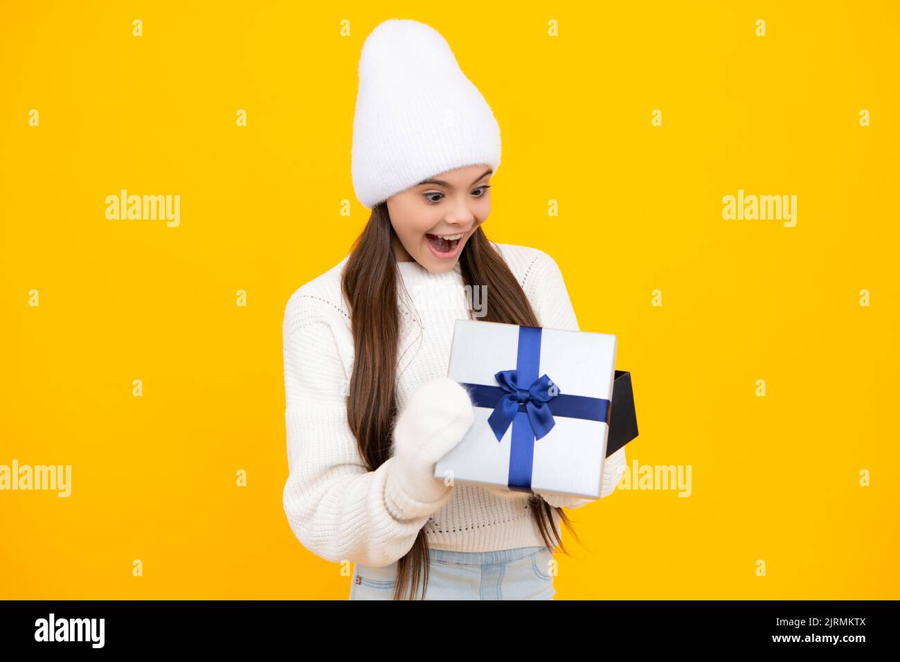 Porträt eines Teenagers Kind Mädchen 12, 13, 14 Jahre alt mit Weihnachts-Geschenkbox. Kind im Winter tragen Holding Geschenk für Neujahr oder Weihnachten. Stockfoto