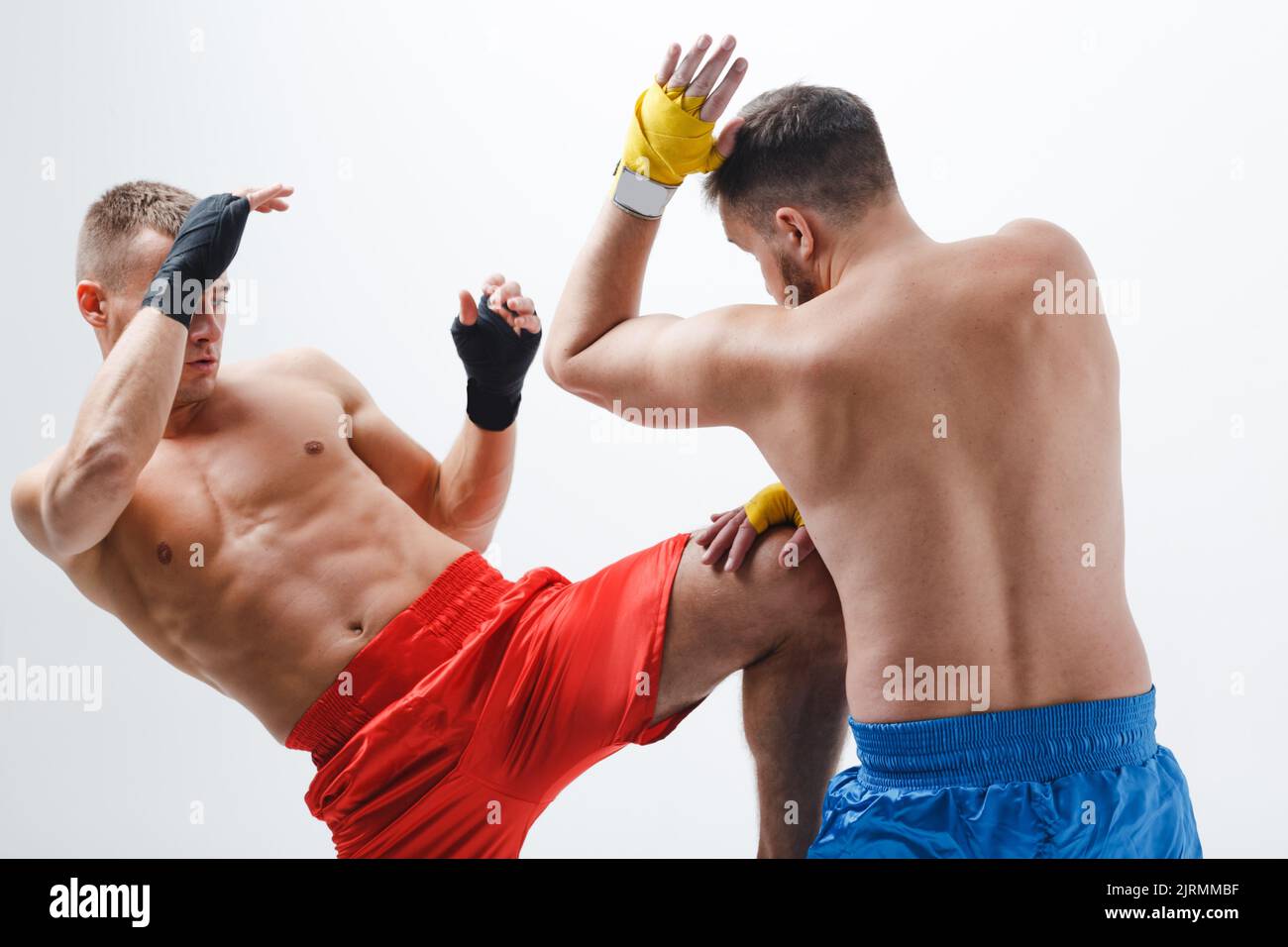 Zwei Männer Boxer kämpfen muay thai Kick Boxen weißen Hintergrund Stockfoto