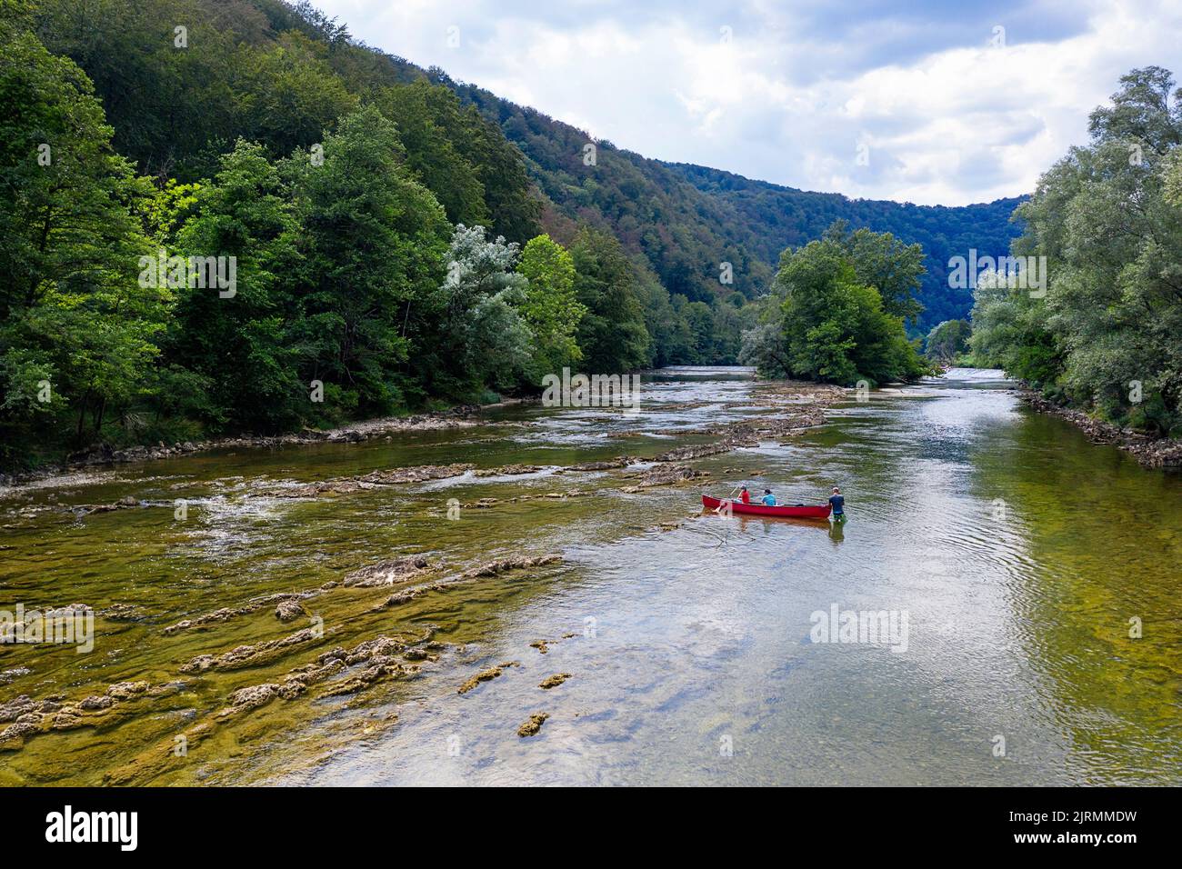 Mothen und Sohn, Touristen im Urlaub, auf einer Kanutour, Paddeln auf einem wunderschönen Fluss Kolpa, Grenzfluss zwischen Slowenien und Kroatien, Slowenien Stockfoto