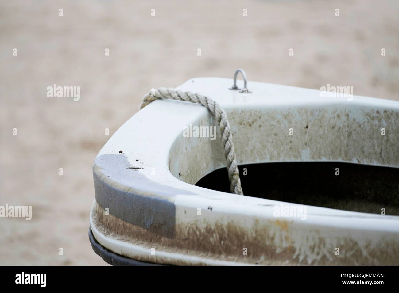 Altes verlassene Boot am Strand. Stockfoto
