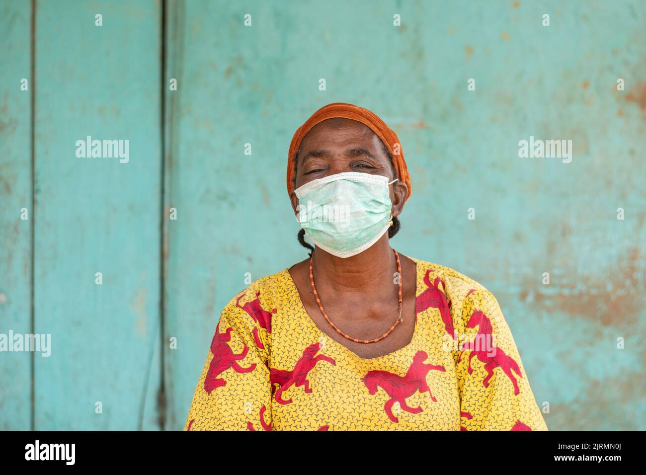 Ältere afrikanische Frau mit Gesichtsmaske Stockfoto