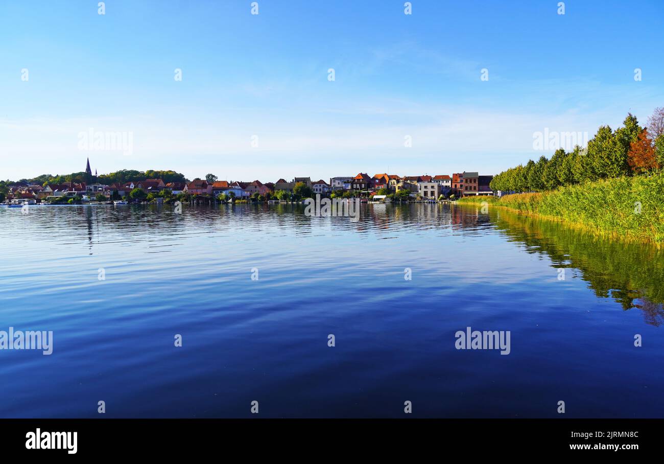 Blick auf die Stadt Malchow und den Malchower See. Mecklenburgische Seenplatte. Stockfoto