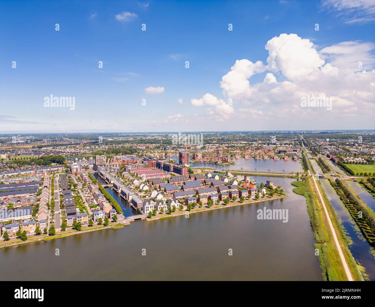 CO2-neutrales Wohnviertel in Heerhugowaard, Niederlande. Ein großer Teil der Energie, die die Häuser verbrauchen, wird durch Solarenergie bereitgestellt. Stockfoto