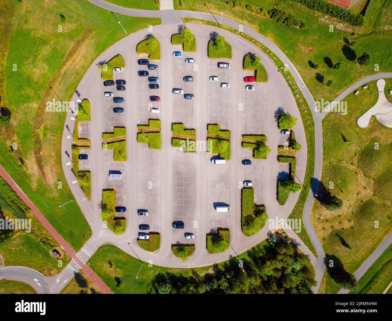 Drone Point of View auf einem runden Parkplatz in der Nähe eines öffentlichen Parks Stockfoto