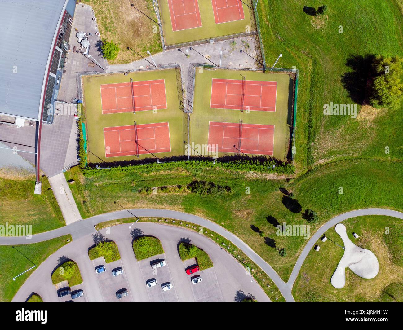 Drohne Point of View auf Outdoor Tennisplätzen und Parkplatz Stockfoto