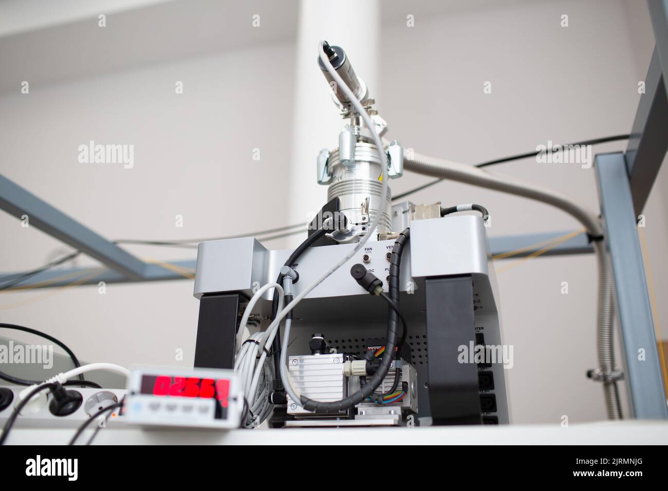 Einzelphotonendetektor im wissenschaftlichen Labor ohne Menschen. Stockfoto