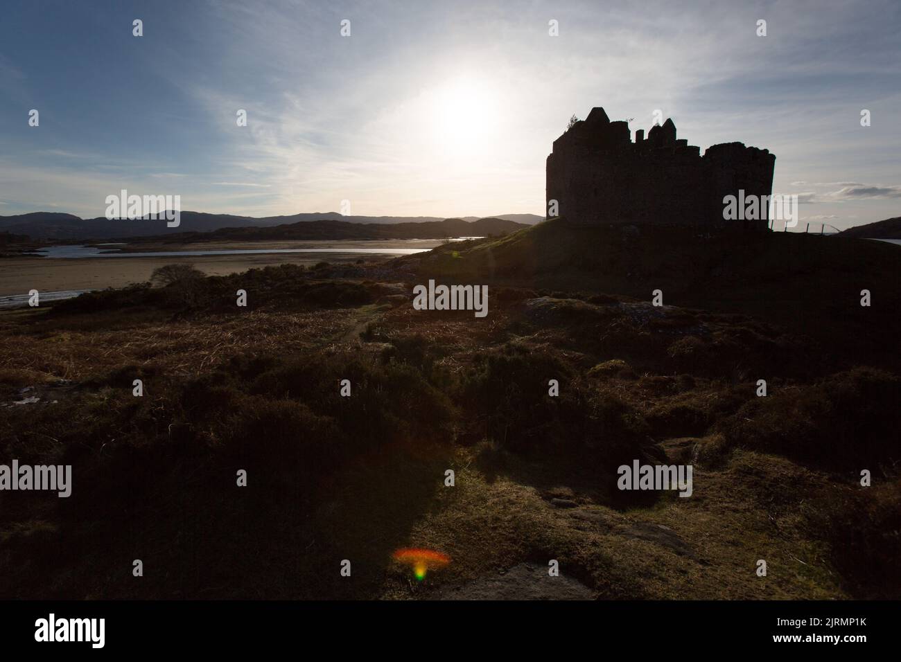 Halbinsel von Ardamurchan, Schottland. Silhouettenansicht des historischen Schlosses Tioram auf der Insel Eilean Tioram. Stockfoto